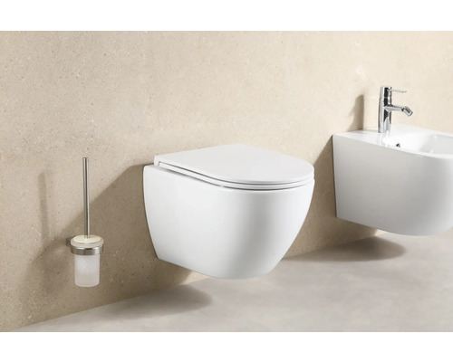 Wandhangend toilet, bidet en toiletborstel in de badkamer