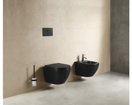 Moderne badkamer met zwart wandtoilet, bidet, reservoir en toiletborstel