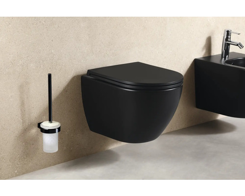 Wandhangend toilet en toiletgarnituur in de badkamer.