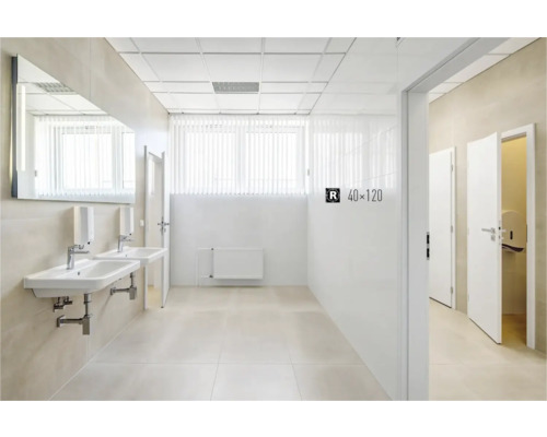 Lichte badkamer met spiegel, wastafels en witte tegels