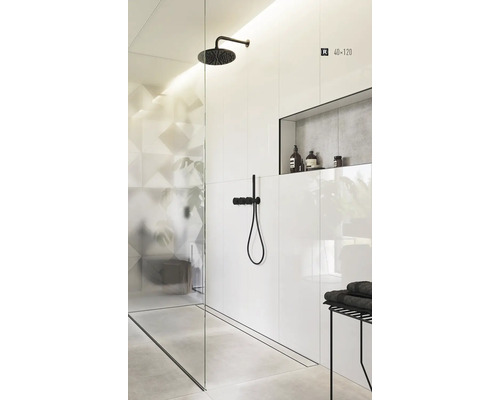 Badkamer met douche, witte wandtegels, ingebouwde plank en zwarte doucheset