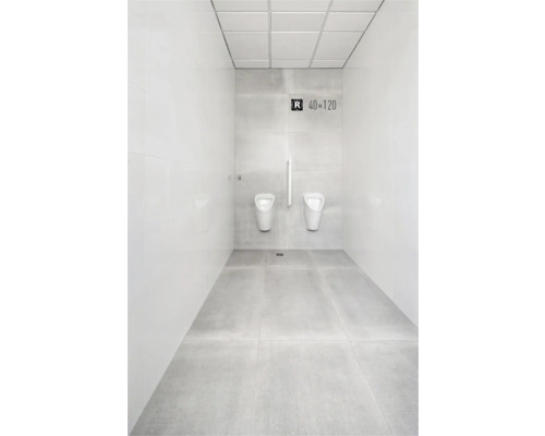 Moderne badkamer met witte tegels en twee urinoirs