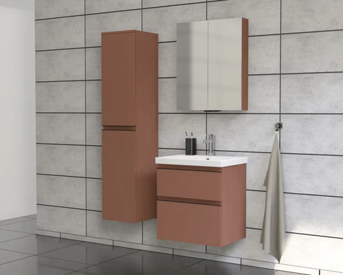 Badkamer met wastafel, spiegelkast en hoge kast