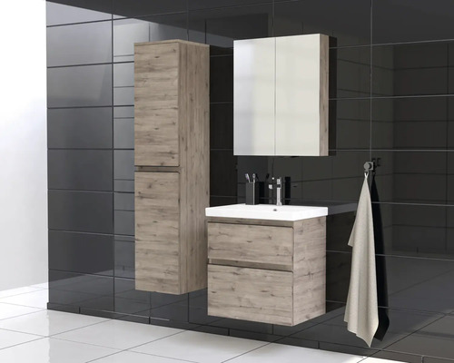 Badkamer met wastafelonderkast, spiegelkast, hoge kast en handdoek