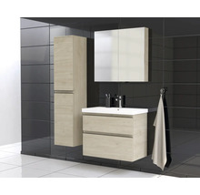 Badkamer met wastafelonderkast, spiegelkast en hoge kast in houtlook