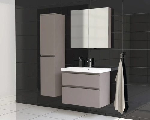 Moderne badkamerset met wastafelonderkast, spiegelkast en hoge kast tegen een achtergrond van zwarte tegels