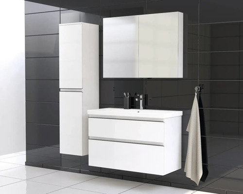 Badkamer met wastafelonderkast, spiegelkast en kolomkast