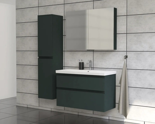 Moderne badkamerset met wastafel, spiegelkast en hoge kast