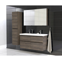 Badkamer met wastafel, spiegelkast en hoge kast in houtlook, armaturen en handdoek