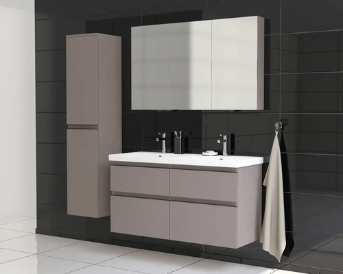 Moderne badkamer met wastafelonderkast, spiegelkast en hoge kast in een eenvoudig ontwerp