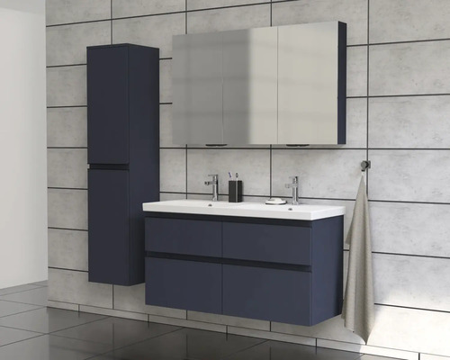 Moderne badkamerset met wastafelonderkast, spiegelkast en hoge kast