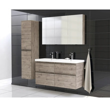 Badkamer met wastafel, spiegelkast en hoge kast in houtlook