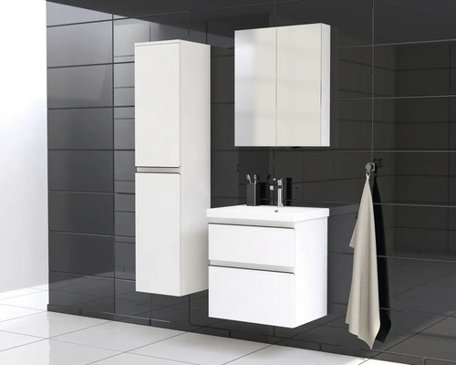 Badkamer met wastafel, spiegelkast en hoge kast