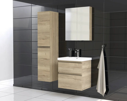 Badkamer met wastafel, spiegelkast en hoge kast