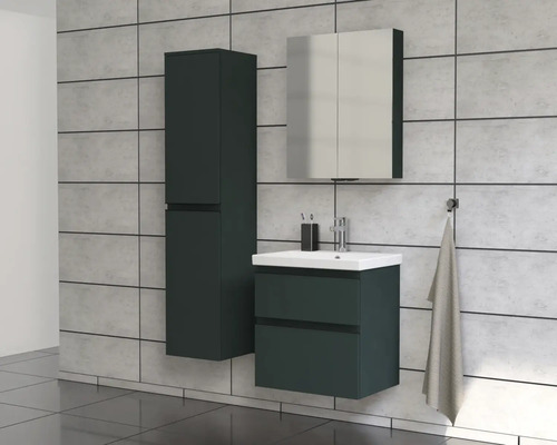 Moderne badkamerset met wastafel, spiegelkast en hoge kast