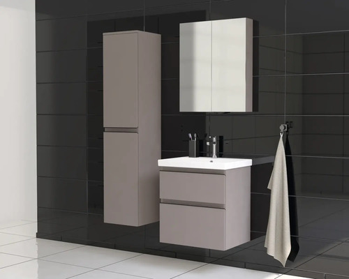 Moderne badkamer met wastafel, spiegelkast en kolomkast tegen een zwarte tegelwand.