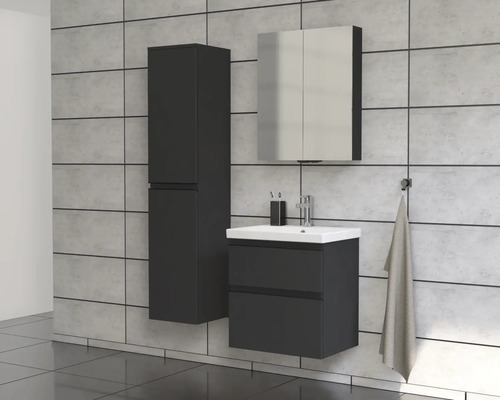 Badkamer met wastafel, spiegelkast en hoge kast