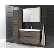 Badkamer met wastafel, spiegelkast en hoge kast