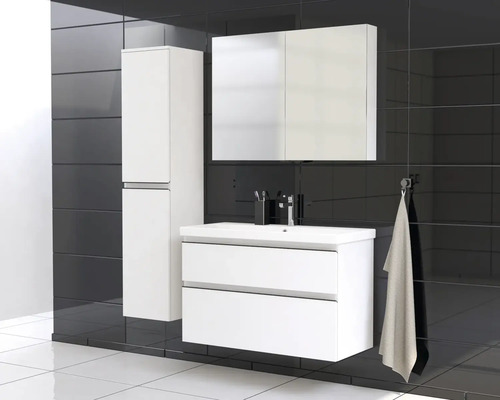 Badkamer met wastafel, spiegelkast en hoge kast