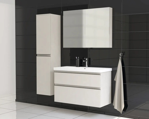 Badkamer met wastafelonderkast, spiegelkast en hoge kast voor een zwarte tegelachterwand