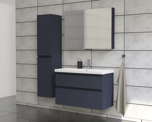 Badkamer met wastafelonderkast, spiegelkast en hoge kast