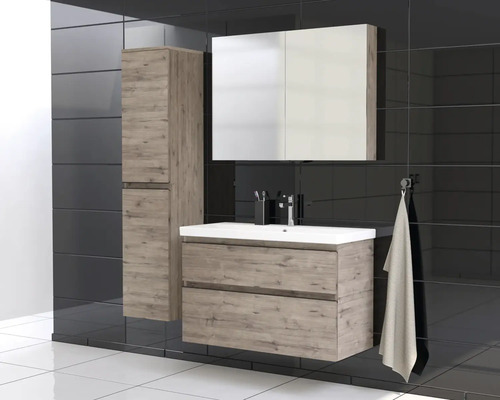 Badkamer met wastafel, spiegelkast en kolomkast in houten design