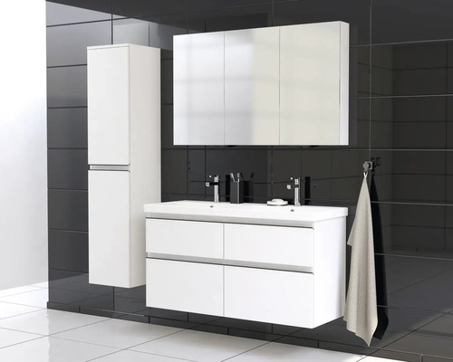 Badkamer met dubbele wastafelonderkast, spiegelkast en hoge kast