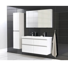 Badkamer met wastafel, spiegelkast en hoge kast