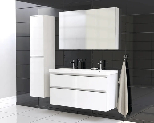 Badkamer met wastafel, spiegelkast en hoge kast