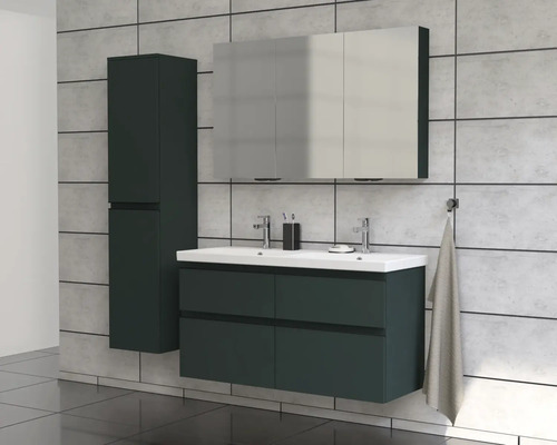 Badkamer met wastafel, spiegelkast en hoge kast