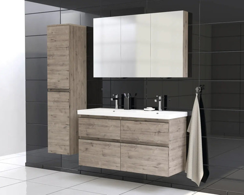 Badkamer met wastafelonderkast, spiegelkast en hoge kast in houtlook