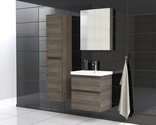 Badkamer met wastafel, spiegelkast en hoge kast in houtlook tegen een donkere tegelachtergrond