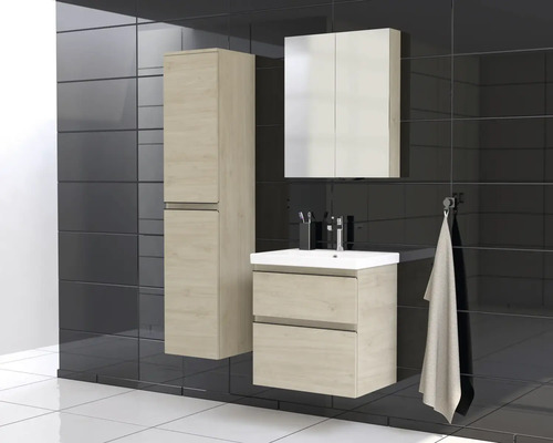 Badkamer met wastafel, spiegelkast en hoge kast