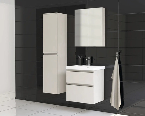 Moderne badkamer met wastafel, spiegelkast en hoge kast