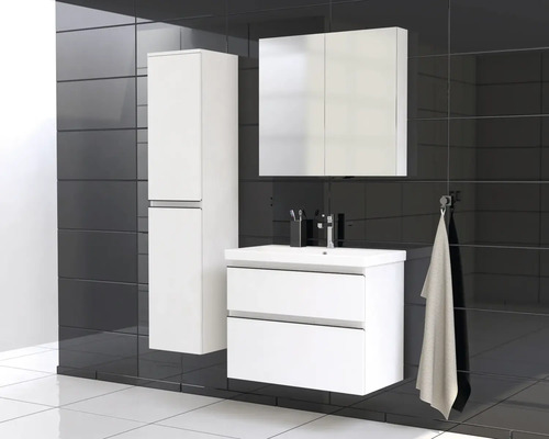 Badkamer met wastafelonderkast, spiegelkast en hoge kast