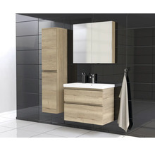 Badkamer met wastafelonderkast, spiegelkast en hoge kast in houtlook.