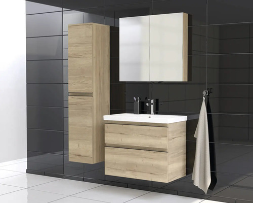 Badkamer met wastafelonderkast, spiegelkast en hoge kast in houtlook.