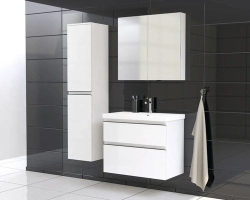 Badkamer met wastafelonderkast, spiegelkast en hoge kast