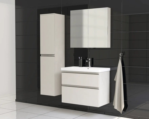 Badkamer met wastafelonderkast, spiegelkast en kolomkast aan betegelde muur