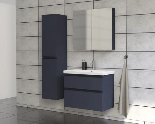 Moderne badkamerset met wastafel, spiegelkast en hoge kast