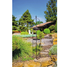 Metalen plantensteun met drie plateaus in de tuin.