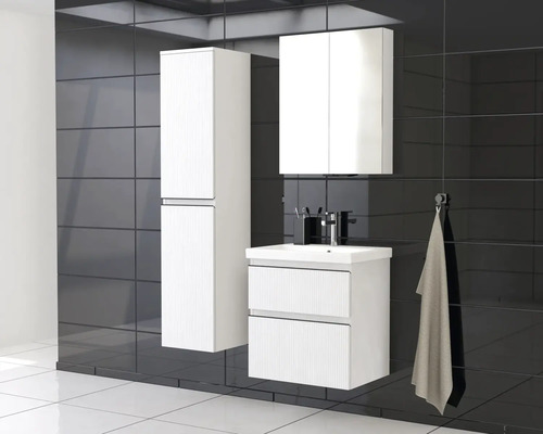 Badkamer met hoge kast, spiegelkast, wastafelonderkast en wastafel