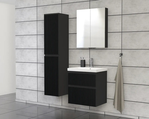 Badkamer met wastafelonderkast, spiegelkast en hoge kast