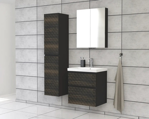 Badkamer met wastafelonderkast, spiegelkast en hoge kast