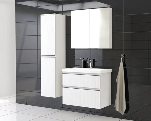 Badkamer met wastafel, spiegelkast en hoge kast voor donkere tegelwand