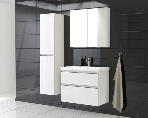 Badkamer met wastafel, spiegelkast en hoge kast voor badkamerbenodigdheden