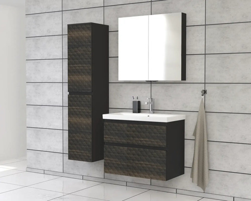 Badkamer met wastafel, spiegelkast en hoge kast