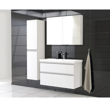 Badkamer met wastafel, spiegelkast en hoge kast in licht design voor zwarte tegelwand