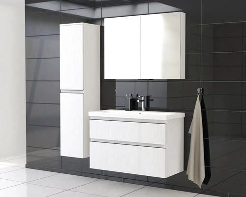 Badkamer met wastafel, spiegelkast en hoge kast in licht design voor zwarte tegelwand