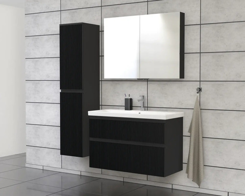 Badkamer met wastafelonderkast, spiegelkast en hoge kast